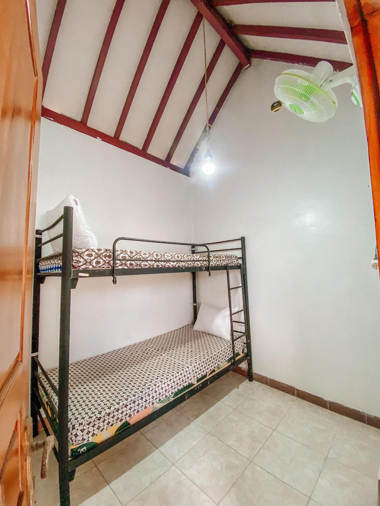 Laura'S Backpacker 523 Hostel Yogyakarta Exterior foto